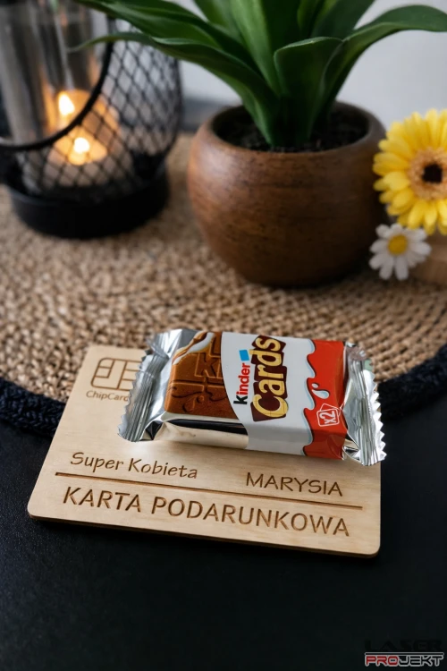 KinderCards_DzieńKobiet_imienne_tło1.png